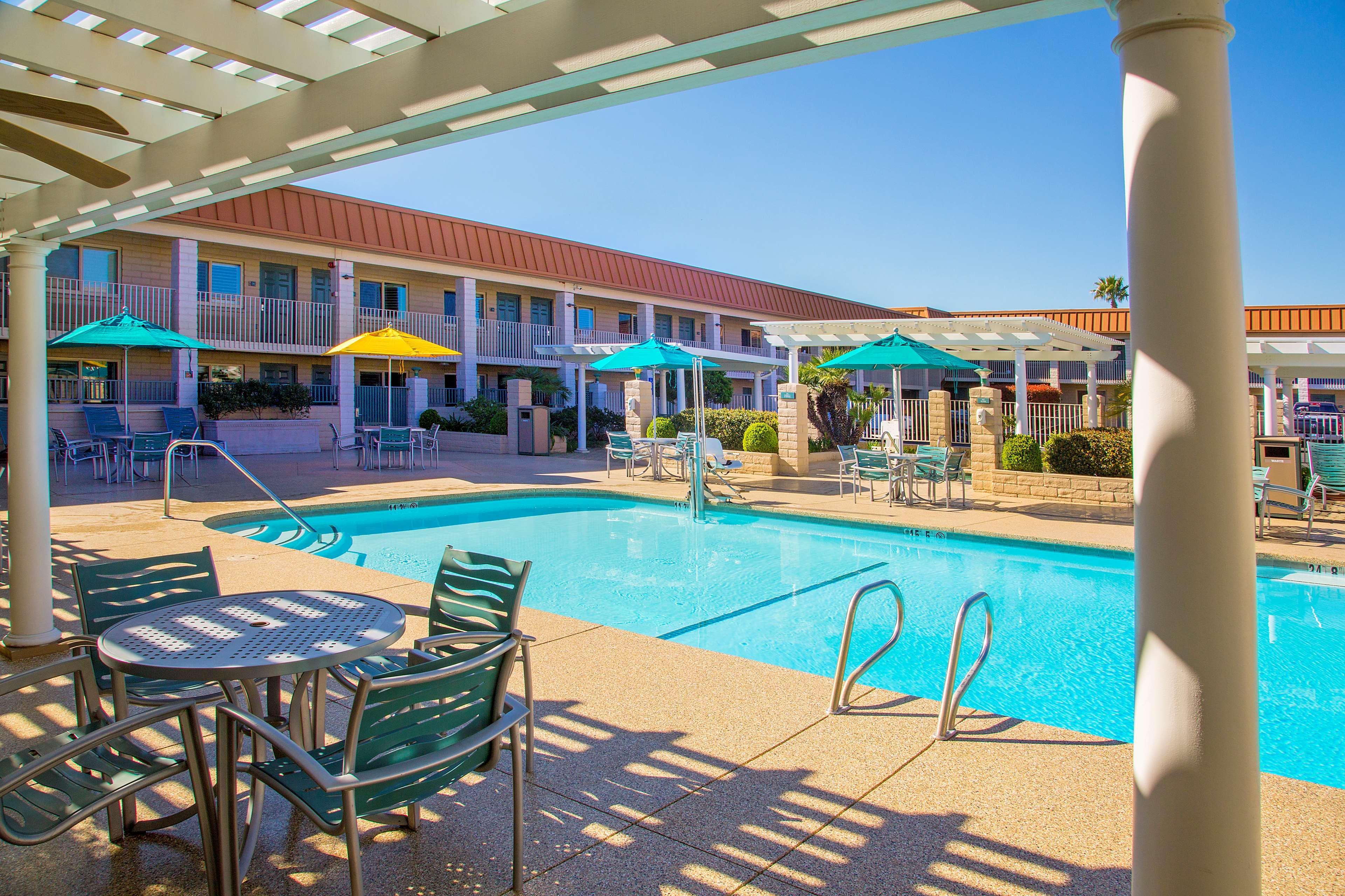 Best Western Plus Hilltop Inn Реддінг Екстер'єр фото